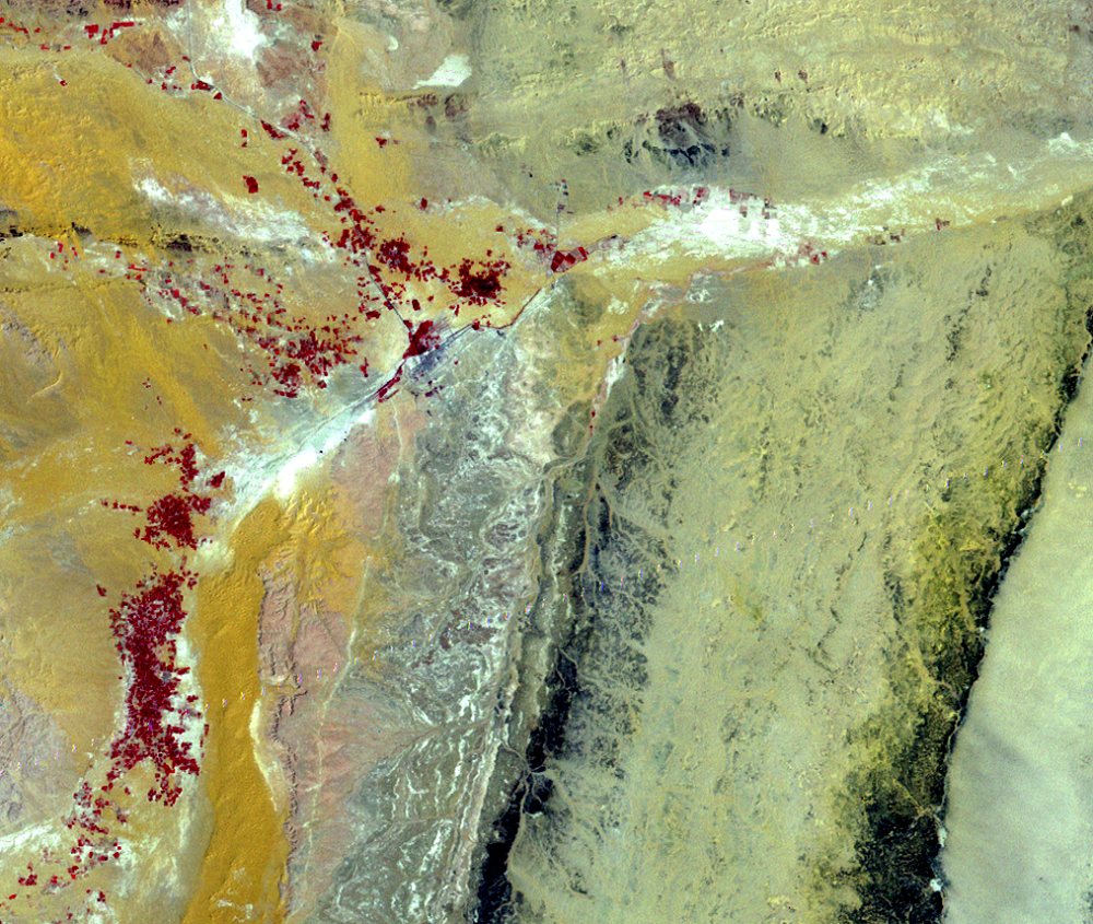 صورة فضائية للخرج عام 1972 تظهر المزارع باللون الأحمر