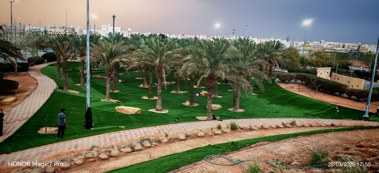 حديقة مصنع الملابس