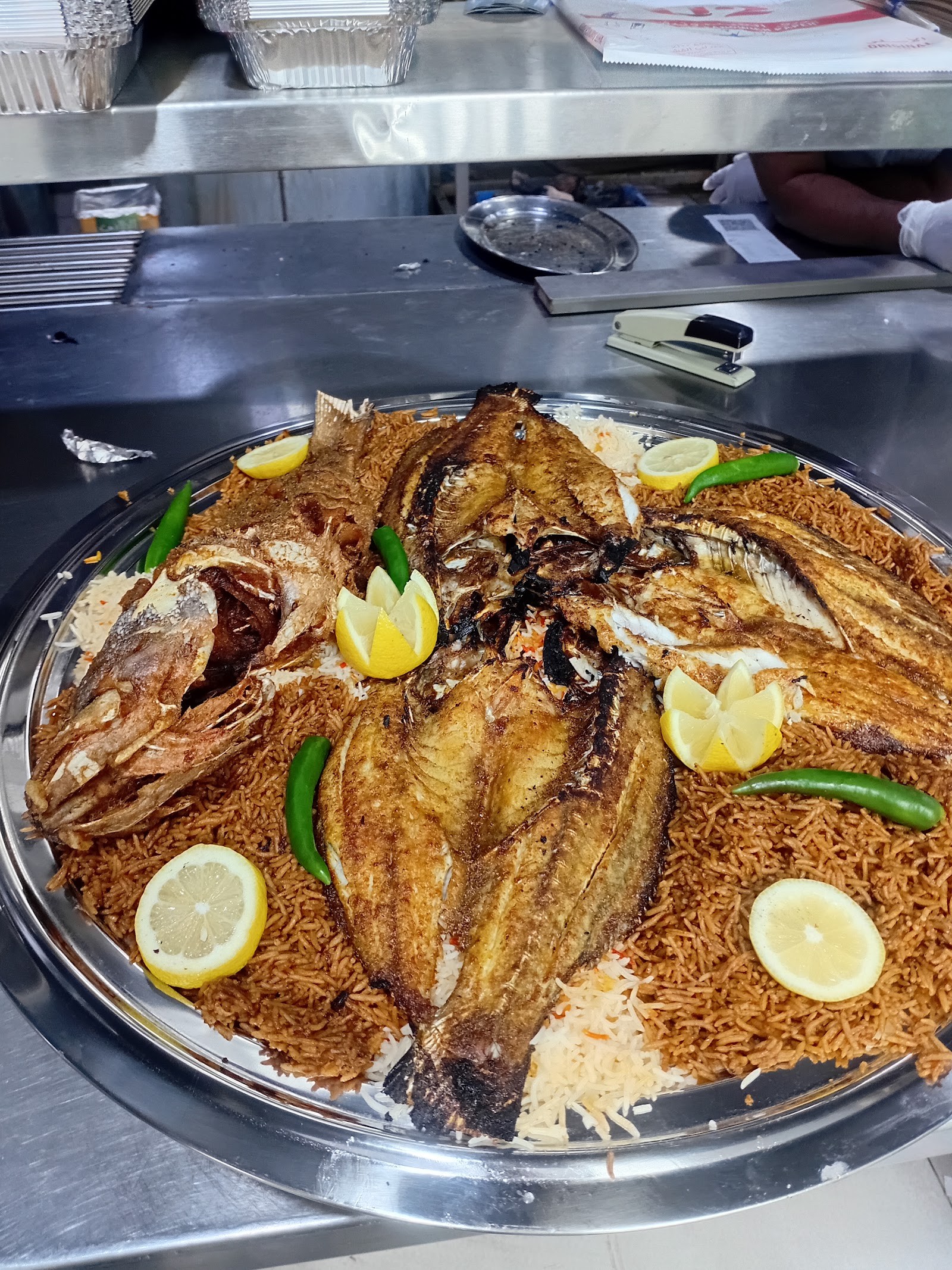 مطعم شواطئ عدن سمك تنور (فرع سوق الخضار) — صورة 4
